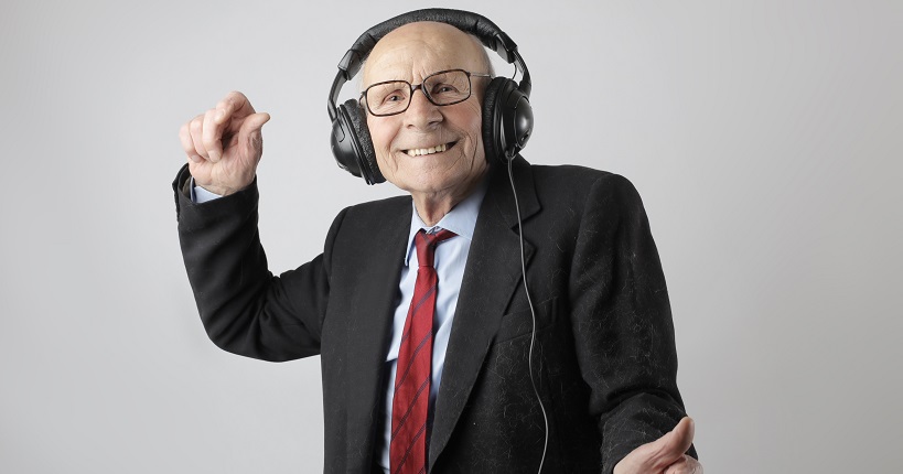 Tres actividades musicales para hacer en casa con tu familiar con alzhéimer